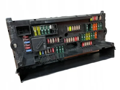 SKRZYNKA BEZPIECZNIKÓW BMW F10 F11 9210861