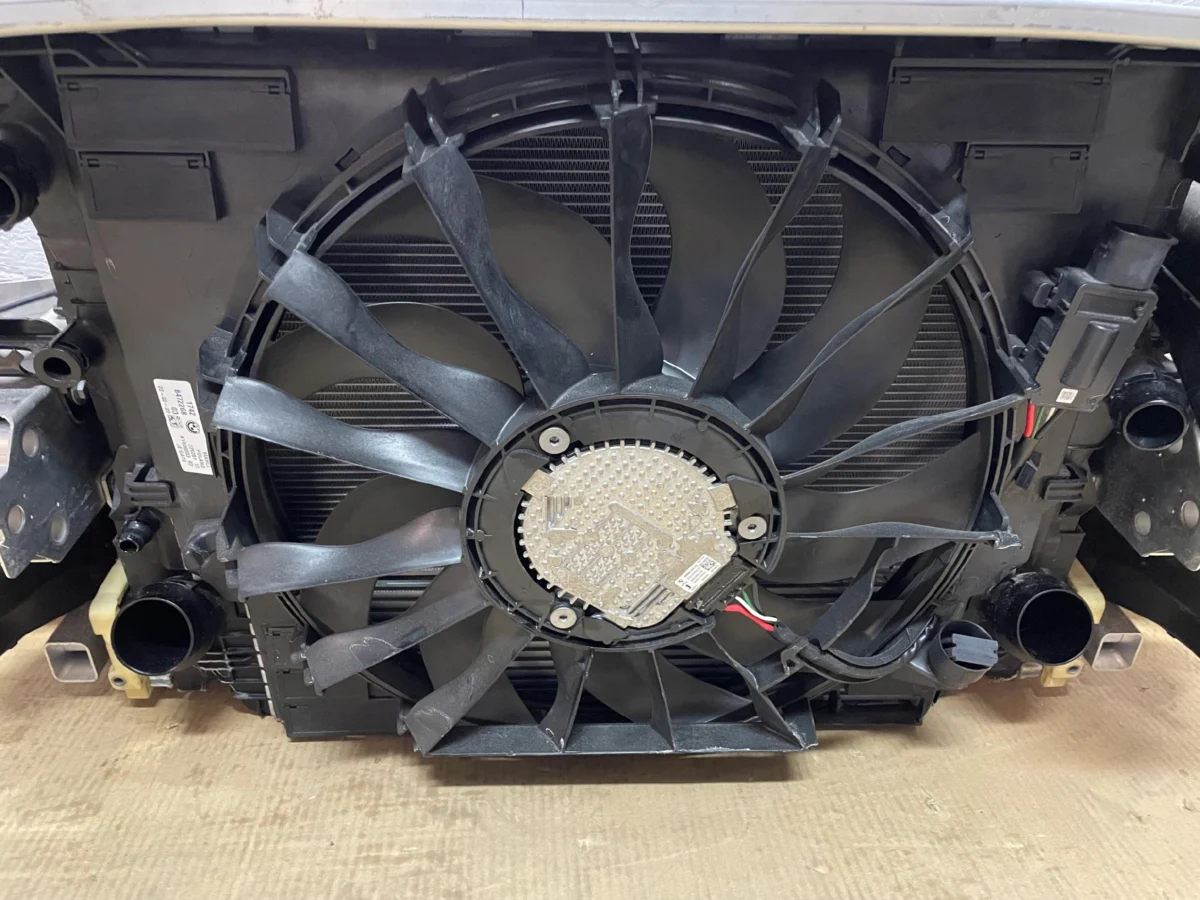 PAS PRZEDNI ZAMKI CHŁODNICE M-PAKIET BMW 5 G30 G31 LIFT 530D 3.0D - obrazek 14