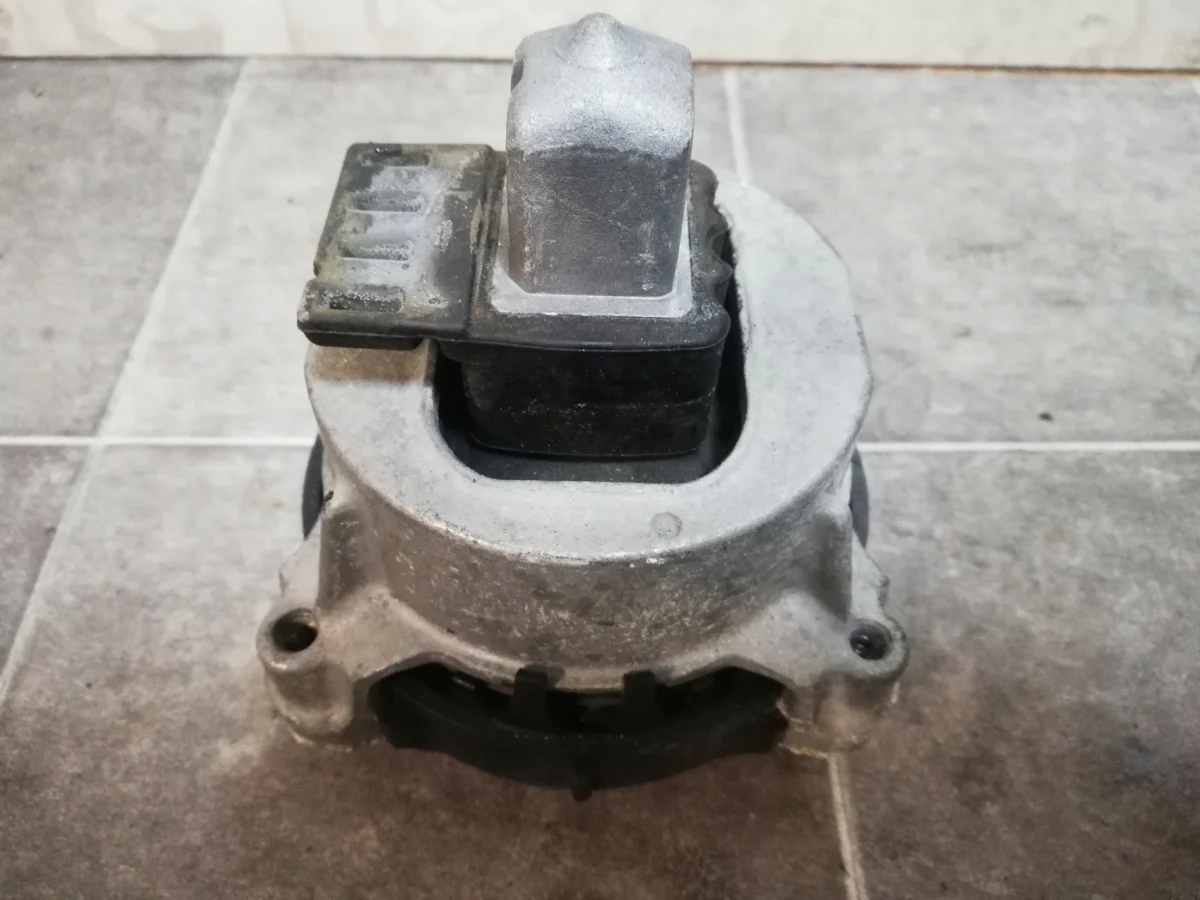 Подушка двигуна ліва BMW X3 G01 X4 G02 2680479