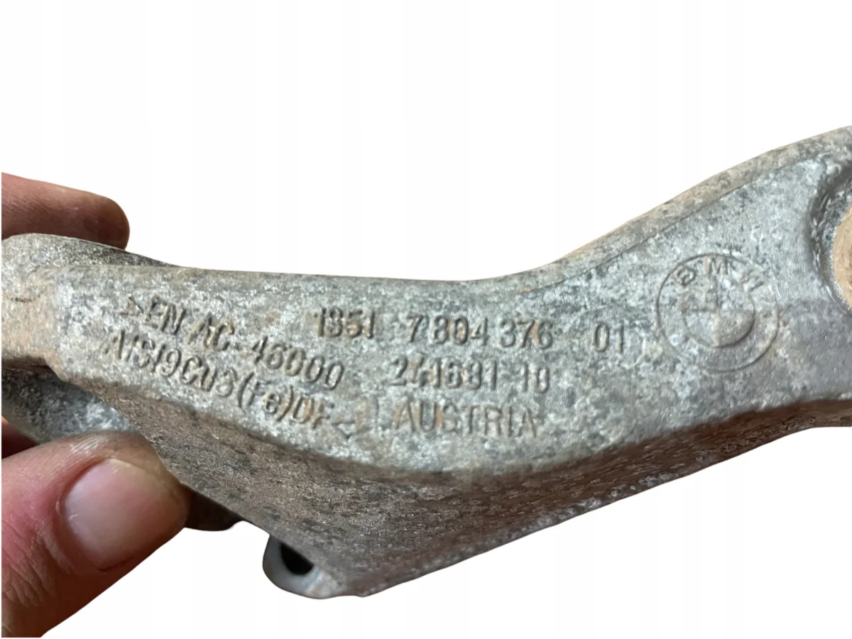 ŁAPA WSPORNIK POMPY BMW E87 E90 2.0D - obrazek 2