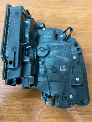 Zamek drzwi BMW G30 G31 przód prawy