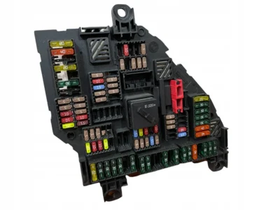 SKRZYNKA BEZPIECZNIKÓW BMW F10 F11 9210858