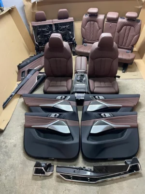 FOTELE INDIVIDUAL CARBON PODSUFITKA ALKANTARA GŁOŚNIKI BOWERS BMW X7 G07