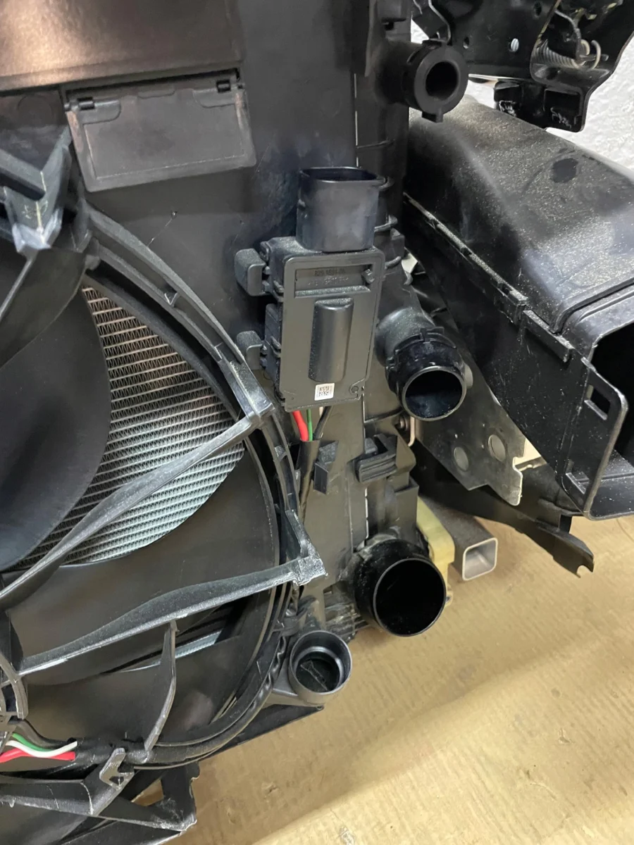 PAS PRZEDNI ZAMKI CHŁODNICE M-PAKIET BMW 5 G30 G31 LIFT 530D 3.0D - obrazek 16