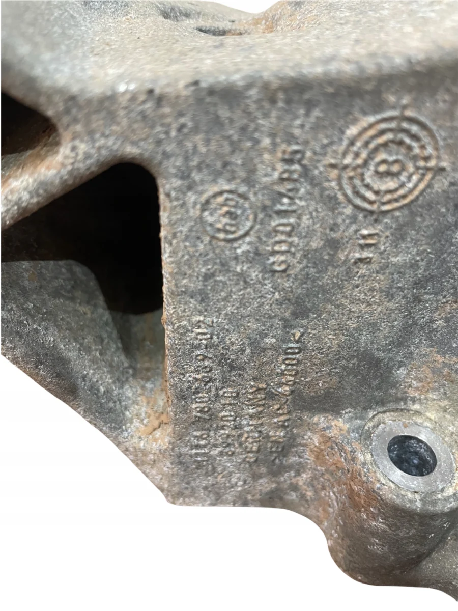 ŁAPA PODSTAWA ALTERNATORA BMW E87 2.0D - obrazek 2