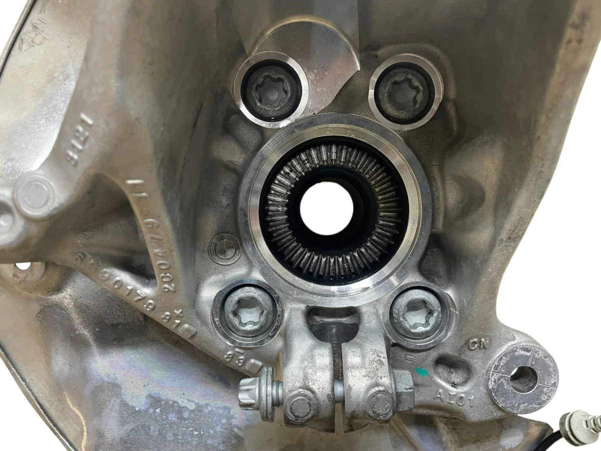 ZWROTNICA PIASTA PRZÓD LEWA + CZUJNIK ABS KOMPLET BMW X1 U11 24R - obrazek 4