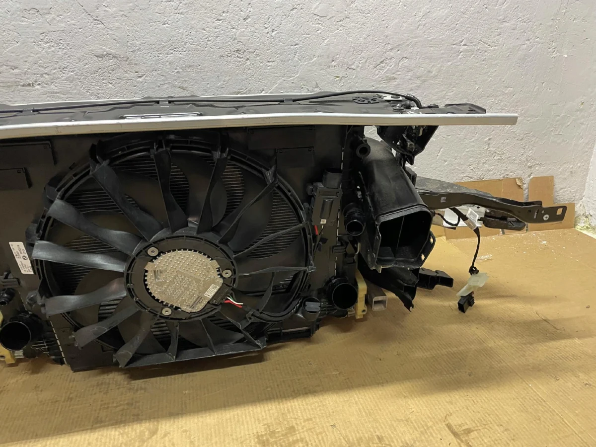 PAS PRZEDNI ZAMKI CHŁODNICE M-PAKIET BMW 5 G30 G31 LIFT 530D 3.0D - obrazek 13