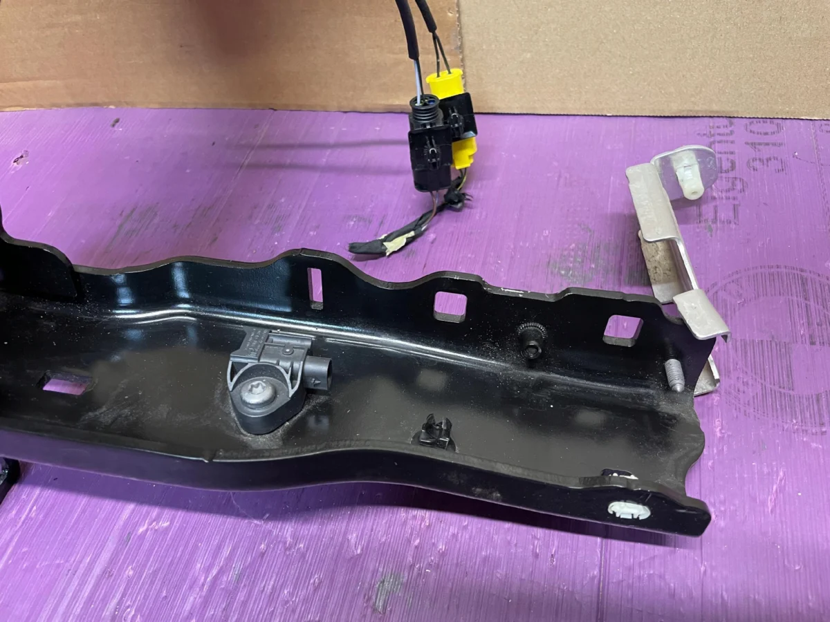 FRONT PANEL LEFT HEADLIGHT BRACKET + LOCK + SENSOR BMW 7 G70 - Зображення 4